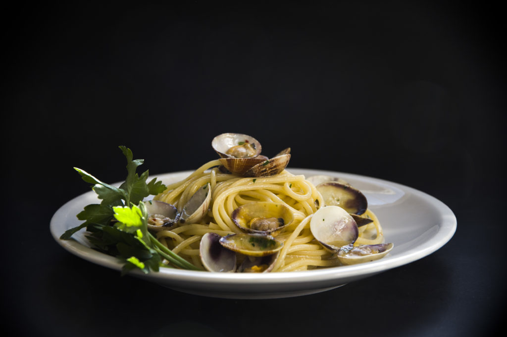 spaghetto-alle-vongole-pinetina-beach-village